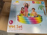 une boîte sur laquelle figure l'image de deux enfants jouant dans une piscine