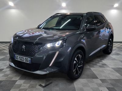 le SUV gris est garé sur le sol en damier d'un garage