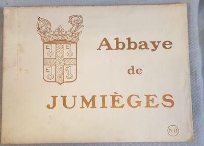 un panneau sur lequel est inscrit « Abbaye de Jumèges »