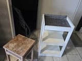 un petit tabouret et une petite table dans une petite pièce