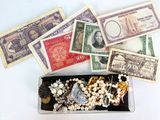 il y a toutes sortes d'argent sur la table