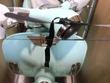 un scooter bleu qui se trouve dans une boîte