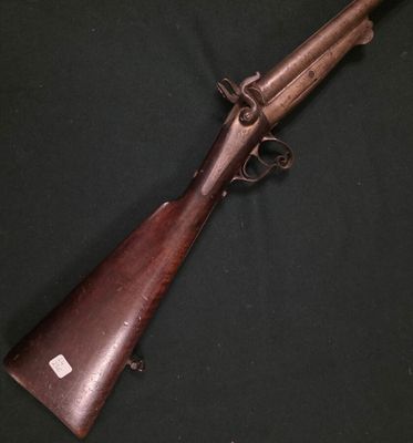 un vieux pistolet avec un canon en bois et une poignée en métal