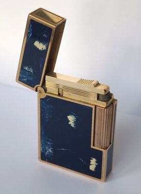 un briquet posé sur une surface blanche