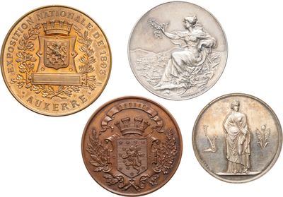quatre types de pièces différents sont représentés sur un fond blanc