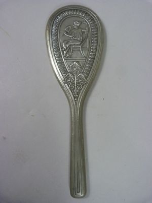 une cuillère en argent sur laquelle est gravée l'image d'un homme