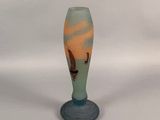 un vase en verre sur lequel est représentée une personne