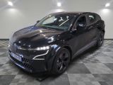 la voiture noire est garée sur un sol en damier dans le garage