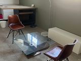 deux chaises et une table dans le salon