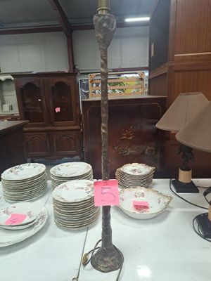 beaucoup d'assiettes et une lampe posées sur une table
