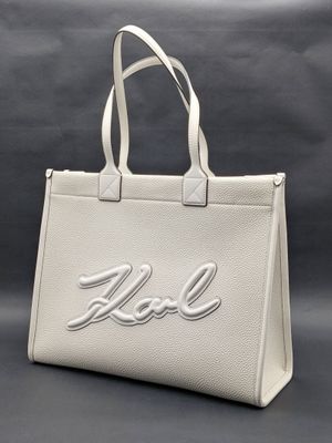 un sac à main blanc sur lequel est inscrit le mot « Karl »