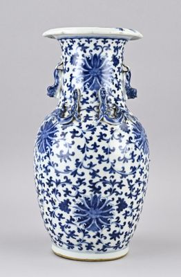vase bleu et blanc orné d'un motif floral sur l'extérieur