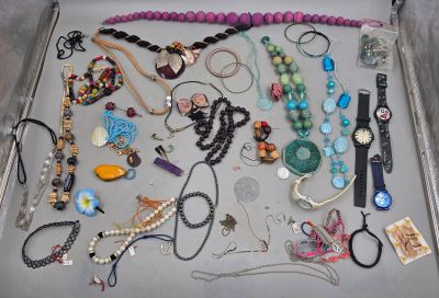 une boîte contenant de nombreux types de colliers et de bracelets différents