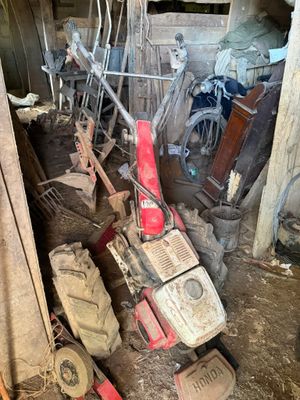 une image d'un tas de ferraille dans un garage