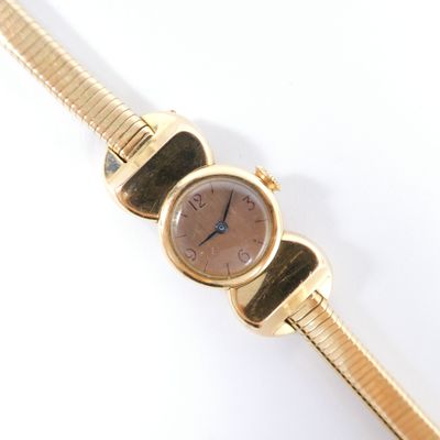 une image d'un gros plan d'une montre-bracelet sur une surface blanche