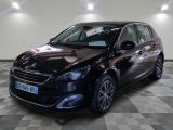 la voiture noire est garée dans le garage sur le sol en damier