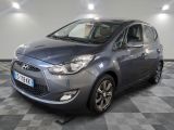 la voiture grise est garée dans le garage sur un sol en damier