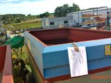un bateau bleu et rouge amarré dans une cour