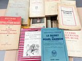 plusieurs livres sont empilés sur une table