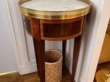 une petite table avec un plateau en marbre dans une pièce