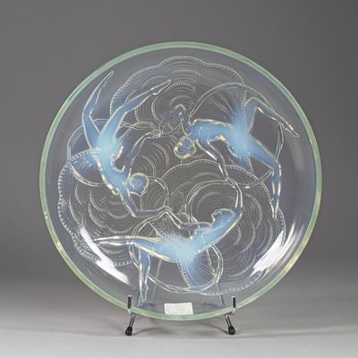 une plaque de verre ornée d'oiseaux, posée sur un socle