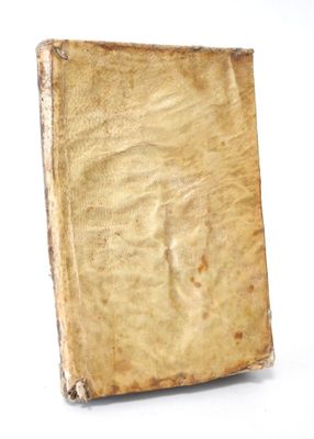 un vieux livre posé sur une surface blanche