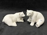 paire de figurines d'ours polaires en céramique blanche sur fond noir