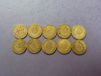 gros plan d'un paquet de pièces d'or sur une table