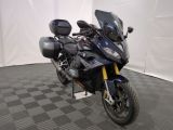 une moto qui est garée dans une pièce dont le sol est en damier