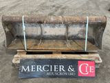 une boîte en bois sur laquelle est accrochée une pancarte indiquant « Mercier & C.E. »
