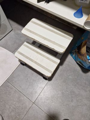 Marche-pieds en bois et métal blanc. On y joint une poubelle…