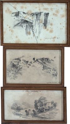 trois dessins encadrés représentant des montagnes et des arbres, dans un cadre en bois