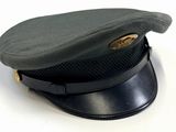 un chapeau posé sur une table