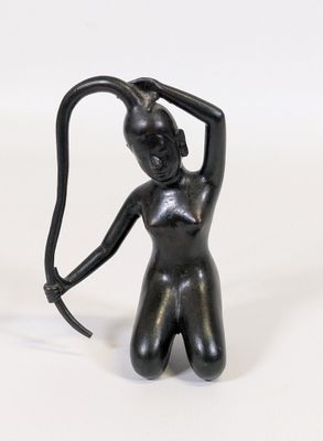 statue d'une femme tenant un arc et une flèche dans ses mains