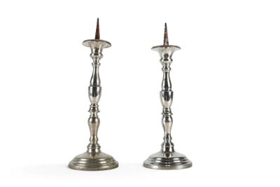 paire de chandeliers en argent sur fond blanc