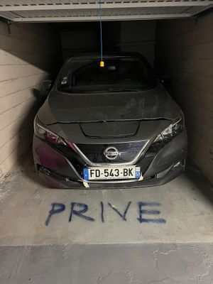 une voiture garée dans un parking couvert