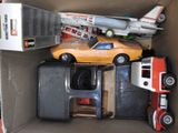 une boîte en carton remplie de petites voitures et d'un camion