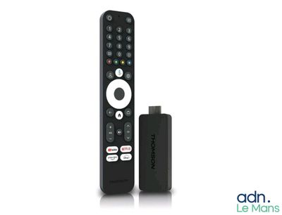 une télécommande posée à côté de celle de la télévision