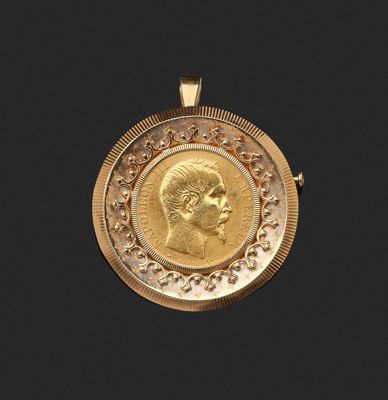 gros plan d'une pièce d'or portant un visage de femme
