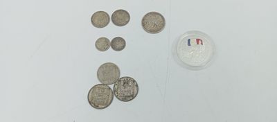 un lot de pièces de monnaie posées sur une table