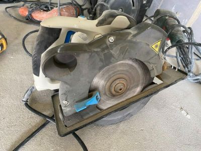 une machine posée sur le sol du garage
