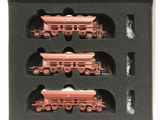 trois wagons rouges dans un cadre noir sur un fond blanc