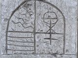 une plaque en pierre sur laquelle figure l'image d'un homme et d'une femme