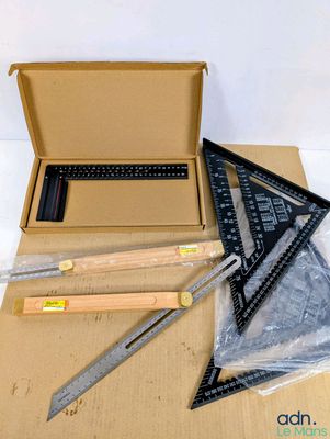 une boîte en carton contenant une règle, une règle et d'autres outils