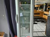 un réfrigérateur placé au milieu d'une pièce
