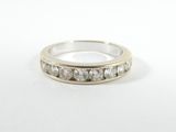 gros plan d'une bague en diamant sur une surface blanche