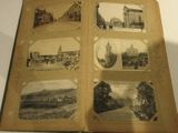 un livre ouvert contenant des images de bâtiments et de personnes