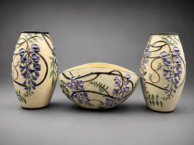 trois vases placés l'un à côté de l'autre