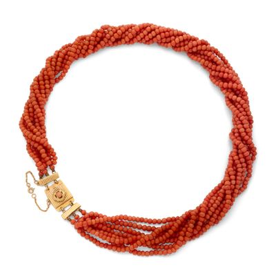un bracelet en perles orange avec un fermoir doré