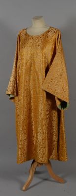 une photo d'une robe dorée sur un présentoir à mannequin